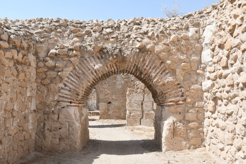 <p><b>HASANKEYF KALESİ </b></p><p><br></p><p>Kültür Portalı'na göre yekpare taştan yapılmış Hasankeyf Kalesi, "kaya kalesi" anlamına gelen Hısnıkeyfa adıyla anılıyor. MS 363 yılında Bizanslılar tarafından inşa edilen kale, stratejik konumuyla tarih boyunca pek çok medeniyetin merkezi olmuş. </p><p>Çok korunaklı ve ele geçirilmesi zor olarak inşa edilen kale yaklaşık 300 yıllık Bizans hakimiyetinin ardından sırasıyla Abbasiler, Mervaniler ve Hamdanilerin egemenliğinden sonra 638 yılında Komutan İyaz Bin Ganem tarafından fethedilmiş. 1071 Malazgirt Savaşı'ndan sonra Selçukluların Anadolu'ya girmesiyle birlikte Artukoğulları Beyliği sınırları içinde kalan Hasankeyf Kalesi, bu dönemde imar edilerek iskana açılmış ve 1101-1231 yılları arasında Artukoğullarına başkentlik yapmış. Eyyübi ve Akkoyunlu egemenliğinin ardından kale, 1515 yılında Osmanlı Devleti sınırlarına girmiş. </p><p>Kalenin savunma sistemi çekici. Tarihi kaynaklara göre kaleye ulaşan basamaklı yolların yanı sıra, Dicle Nehri'ne inen biri açık diğeri gizli, 200'er basamaklı iki su yolu geçidi vardı.</p>