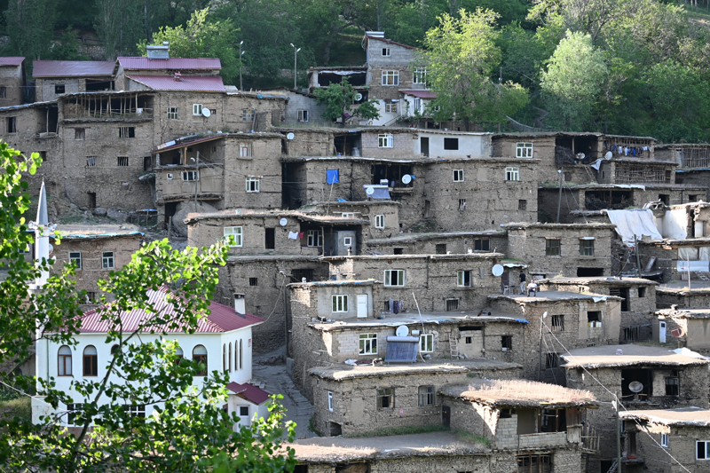 Derin vadiler arasındaki yamaçlara kurulan, taş işçiliği ve geleneksel mimarisiyle dikkati çeken evler, fotoğraf tutkunları, doğaseverler ve ziyaretçilerden ilgi görüyor.