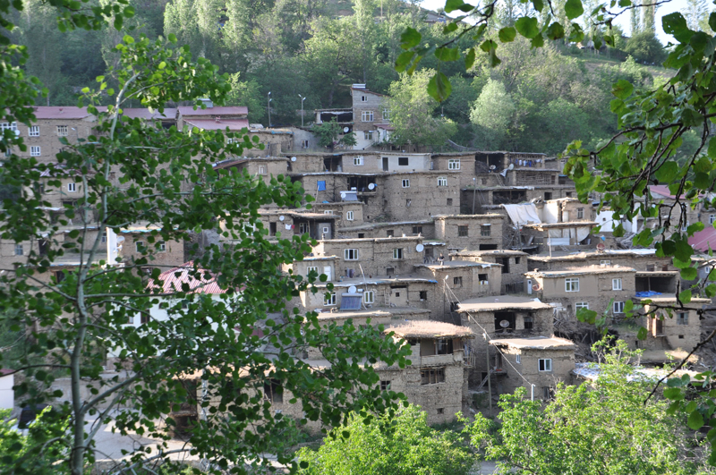 Bitlis'in Hizan ilçesindeki köylerde bulunan yaklaşık 300 yıllık taş ve ahşap evler, geleneksel mimarisiyle geçmişin izlerini günümüze taşıyor.