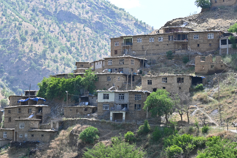Bölgeye gelen doğaseverler, tarihi ve kültürel mirası yansıtan evleri fotoğraflıyor.