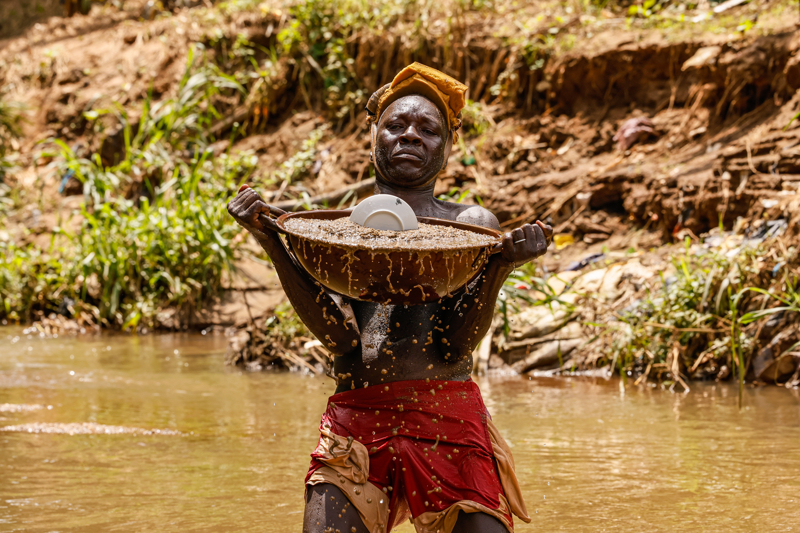 <p> Afrika'nın batısında yer alan ülke; Benin, Nijer, Çad ve Kamerun ile komşu, güneyinde ise Gine Körfezi ile çevrili. </p>