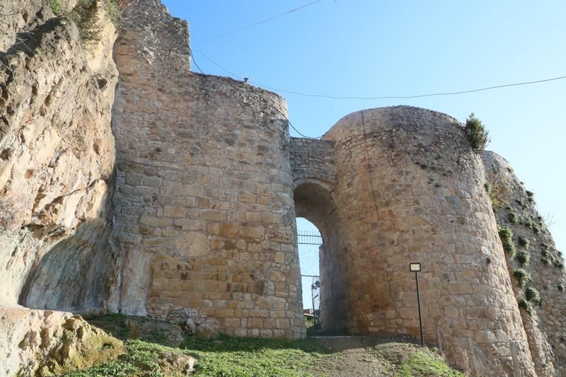 <p>Zirveye yakın bölgede kuzeybatı yönüne doğru uzanan iki adet dehliz ve tarihsel su ihtiyacını karşılayan bir sarnıç bulunuyor.</p><p><span >Kale duvarları ve sütreleri, üzerinden geçen yüzyıllara rağmen günümüzde hala büyük ölçüde varlığını korumakta.</span></p><p> Fotoğraf: AA</p>