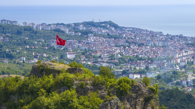<p><b>ÜNYE KALESİ HAKKINDA<br><br></b></p><p>Ünye ilçesinin 5 kilometre güneydoğusundaki kale yaklaşık 2500 yıllık köklü bir tarihe ev sahipliği yapıyor. </p><p><br></p>