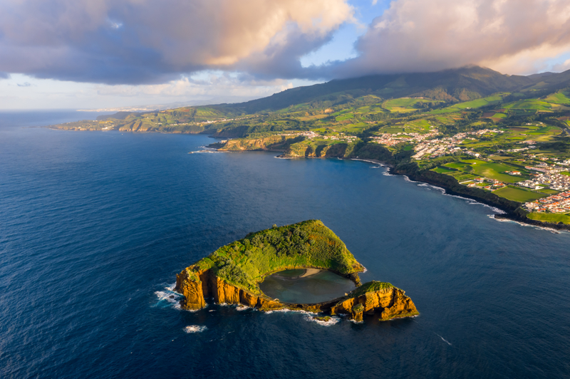 <p>Atlas Okyanusu'nun ortasında, Portekiz'e bağlı Azor Adaları'nın en büyük adası Sao Miguel açıklarında bulunan Ilheu de Vila Franca do Campo, doğal yapısıyla dikkati çekiyor.  (Fotoğraflar: AA)</p>