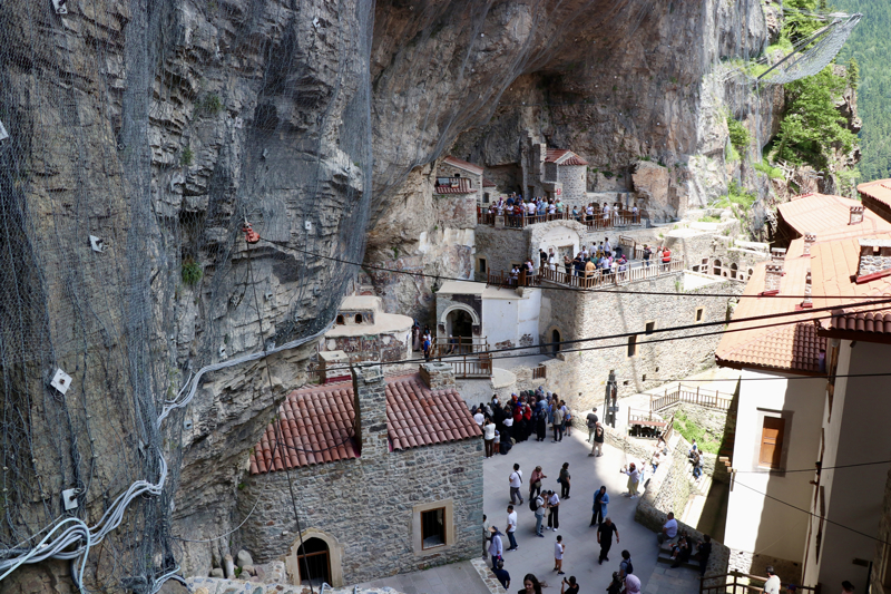 <p><b>YABANCILARA ÇOK TANITALIM</b></p><p><br></p><p>Antalya'dan bölgeye tur düzenleyen firmanın yetkilisi Nermin Yıldırım, Sümela Manastırı'na her yıl yaklaşık 600 ziyaretçi getirdiklerini söyledi.</p><p><br></p><p>Herkese bölgenin ilgi odağı manastırı ziyaret etmelerini öneren Yıldırım, "Mimarisi çok güzel, dünyadaki en iyilerden diyebiliriz. Japonya'dan, Çin'den çok misafir var. Karadeniz bölgesi çok canlı bir bölge ama daha çok gelsinler, ülkemizi ziyaret etsinler. Yabancılara daha çok tanıtalım." dedi.</p>