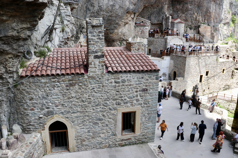Afyonkarahisar'dan gezmeye geldiğini anlatan Günay Doruklu da ilk kez gördüğü manastırı çok beğendiğini vurgulayarak, "Karadeniz'in havasına zaten aşıktım, gezince daha çok beğendim. Mimarisi çok güzel. Bu güzellik için yorulmaya değer." diye konuştu.