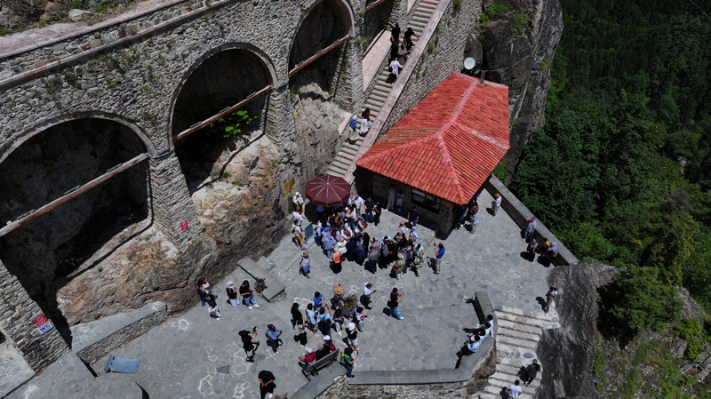 UNESCO Dünya Kültür Miras Geçici Listesi'nde 2000'den beri yer alan, bölgenin tarih, kültür ve doğa turizmine önemli katkı sağlayan manastır, 2021'de 153 bin 994, 2022'de 339 bin 110, 2023'te 451 bin 550, 2024'te 442 bin 711, 2025'te 514 bin 596 ve 1 Ocak-31 Mayıs 2026 tarihleri arasında ise 128 bin 311 olmak üzere 2 milyon 30 bin 272 yerli ve yabancı turiste ev sahipliği yaptı.