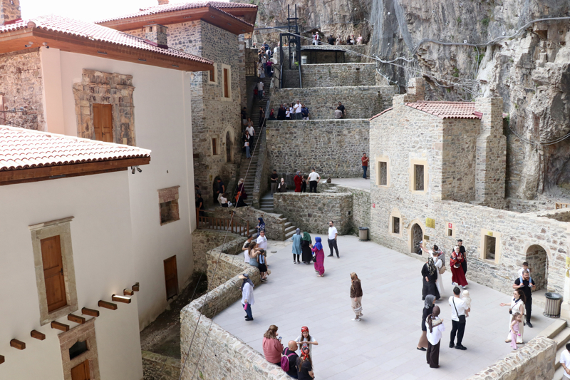 <p>Nuray Bayrak da filmlerde görüp merak ettiği Sümela Manastırı'nı ziyaret için eşiyle Kütahya'dan geldiklerini belirtti.</p><p>Manastırın filmlerde gördüğünden daha güzel olduğuna işaret eden Bayrak, herkesin görmesi gerektiğini kaydetti.</p>