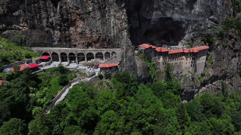 <p> Sümela Manastırı, kaya düşme riskine karşı Eylül 2015'te ziyarete kapatıldı. Kültür ve Turizm Bakanlığınca Şubat 2016'da başlatılan restorasyonda çevre düzenlemesi, kayalıkların jeolojik ve jeoteknik bakımdan araştırılması, güçlendirilmesi projelerinin birinci etabı tamamlanarak avluya kadarki bölümü 25 Mayıs 2019'da, ikinci etap çalışmalarının önemli kısmının sona ermesiyle manastırın yüzde 65'lik bölümü 28 Temmuz 2020'de, iç avluyu kapsayan üçüncü etabı ise 1 Temmuz 2021'de kapılarını ziyaretçilerine açtı.</p>