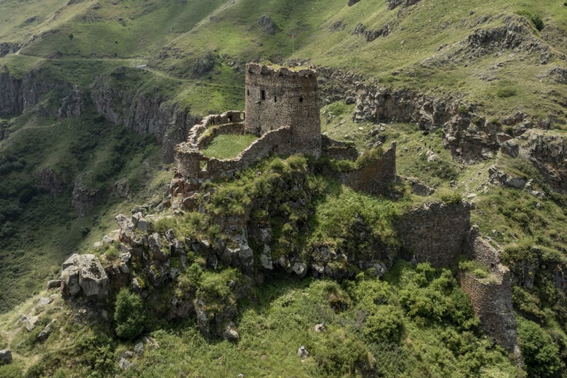 Ardahan'ın Çıldır ilçesinde bulunan Şeytan Kalesi ve Karaçay Kanyonu, yeşile bürünen doğası ve etkileyici manzaralarıyla doğaseverleri bekliyor.