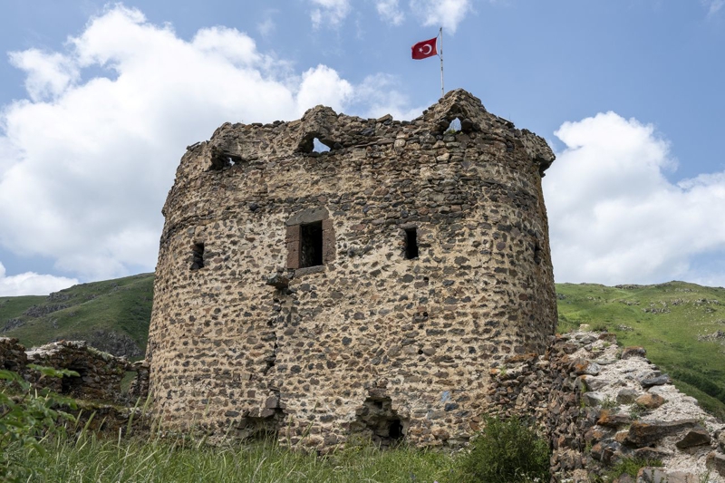 Geçmişte savunma amacıyla inşa edilen ve gizli giriş kapısıyla dikkati çeken Şeytan Kalesi, kanyonun oluşturduğu güzel manzarayla bütünleşerek ziyaretçilerine farklı bir deneyim sunuyor.