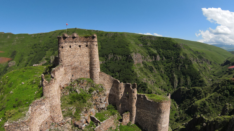 <p><b>SOSYAL MEDYADA YAYILINCA...</b></p><p><b><br></b></p><p>Ardahan'ın turizm potansiyeline değinen Dede, "Yıllık ortalama 100 bin insan bu bölgeyi merak ediyor. Ardahan'ın en tanınan iki büyük unsuru var. Biri Çıldır Gölü, bir diğeri de Şeytan Kalesi'dir." diye konuştu.</p><p><br></p><p>Dede, Şeytan Kalesi ve Karaçay Kanyonu'nun sosyal medya paylaşımları ve tanıtım faaliyetleriyle daha geniş kitlelere ulaştığını ifade etti.</p>