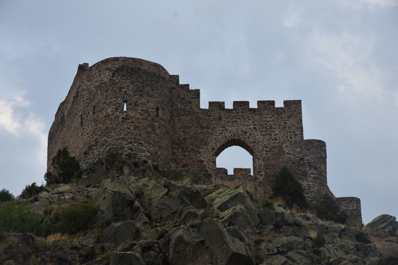 Selçuklu döneminde de kullanıldığı bilinen Kov Kalesi, 2007 yılında gerçekleştirilen restorasyon çalışmalarıyla yeniden ayağa kaldırılırken, son yıllarda çevresine kazandırılan sosyal tesislerle de ziyaretçilerine daha konforlu bir gezi imkanı sunuyor.