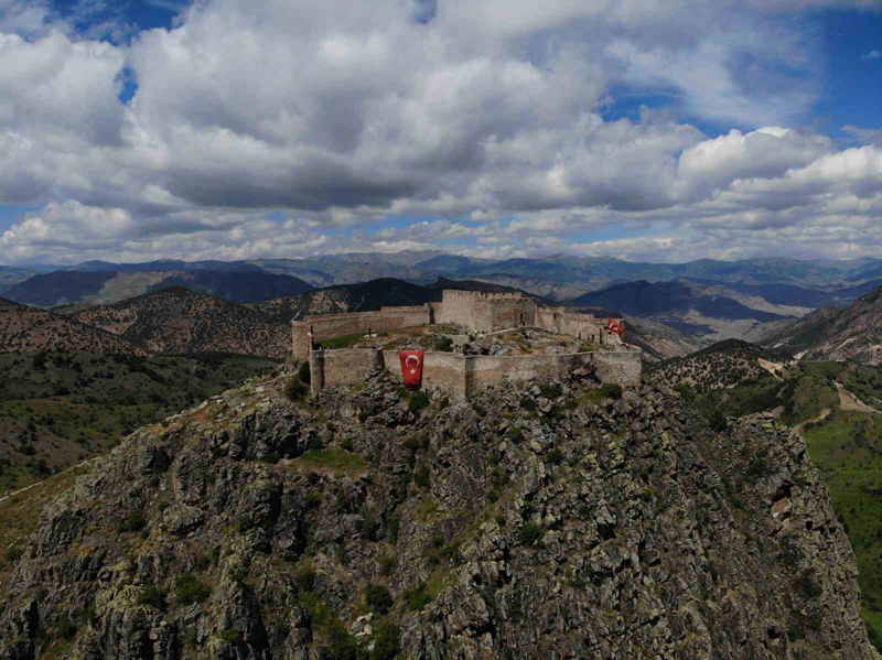 <p>Kültür Portalı'na göre kalenin 1361 yılında III. Alexios tarafından Bayburt bölgesinden gelebilecek akınlara karşı savunma amacıyla inşa edildiği düşünülüyor. </p>