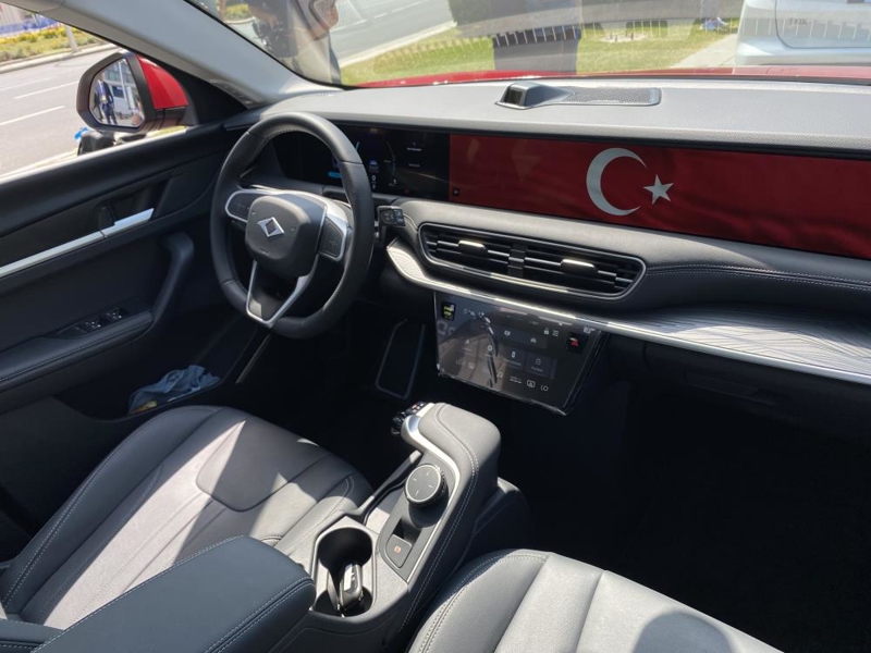 <p>Tam elektrikli yapıya sahip olan ve tek motorla çalışan araçlar, yaklaşık 50 kilometre azami hızla hizmet verecek. Araçlar şoför dahil 8 kişilik kapasiteye sahip.</p>