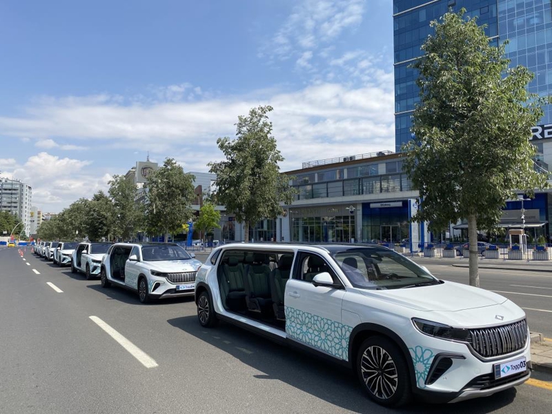 <p>Başkent Ankara'da 7-8 Temmuz tarihlerinde gerçekleştirilecek NATO Zirvesi kapsamında ulaşım hizmetlerinde 10 adet Togg T10X'in limuzin modeli görev alacak. Yerli ve milli araçlar, ATO Congresium ile Cumhurbaşkanlığı Külliyesi arasında delegasyonlar ve basın heyetlerinin ulaşımını sağlayacak.</p><p><br></p><p>Fotoğraf: İHA</p>