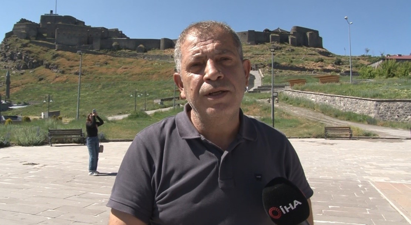 <p>Kafkas Üniversitesi Dede Korkut Eğitim Fakültesi Öğretim Üyesi Tarihçi Prof. Dr. Yaşar Kop, "Kalemiz Kars Kalesi. Karsak boyundan ismini almış. Milattan önce 130'larda buraya gelip yerleşen Karsak boyundan. Anadolu Selçuklu hükümdarı I. Rükneddin Mesut'un isteği üzerine 1152'de Sultan Melik İzzet'in emriyle Firuz Akaya yaptırılmış. 220 tane burcu var. Eninin uzunluğu 90 metre, gerçek uzunluk 250 metre ya da etrafıyla beraber 27 bin metre" diyor.</p>