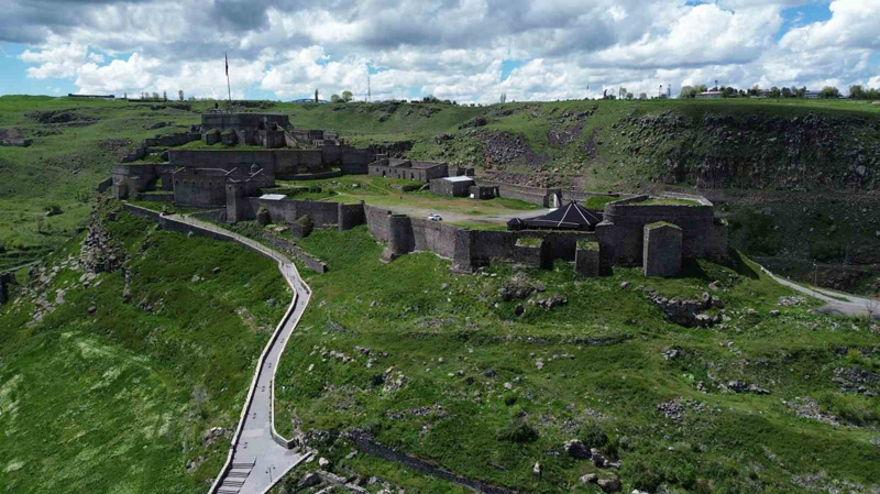 <p>Hem tarih meraklılarının hem de fotoğraf tutkunlarının uğrak noktası haline gelen Kars Kalesi, özellikle yaz aylarında yoğun ilgi görüyor.</p>