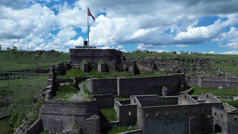 Timur tarafından 1386 yılında yıkılan kale, 1579 yılında III. Murat'ın emriyle Lala Mustafa Paşa'ya yeniden yaptırıldı. Yine 27 sene sonra, 1606 yılında İran Şahı I. Abbas tarafından yıkılan Kars Kalesi 1616 ve 1636 yıllarında onarım ve tadilat gördü.