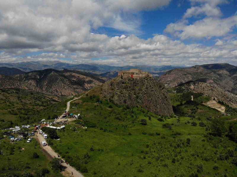 <p>Doğu cephesinden Gümüşhane'nin dağ silsilelerini panoramik olarak izleme fırsatı sunan tarihi yapı, özellikle bahar aylarında yeşilin her tonunu barındıran doğasıyla fotoğraf tutkunlarının da ilgisini çekiyor. Tarihi atmosferi ve etkileyici manzarasıyla Doğu Karadeniz'in ayakta kalan en görkemli kaleleri arasında gösterilen Kov Kalesi'nin yaz sezonunda çok sayıda yerli ve yabancı turisti ağırlaması bekleniyor.</p>
