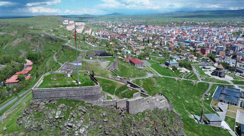 <p>Kars'ın simgeleri arasında yer alan Kars Kalesi tarih boyunca birçok medeniyete ev sahipliği yaparken savaşlara, kuşatmalara ve yıkımlara rağmen ayakta kalmayı da başardı.</p>
