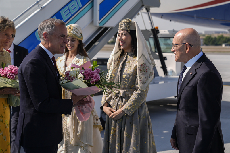 Havalimanında Hazine ve Maliye Bakanı Mehmet Şimşek ve yetkililer, Carney'yi karşıladı.