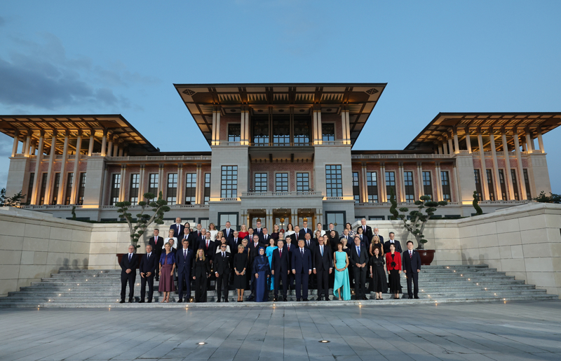 <p>Erdoğan ve eşi Emine Erdoğan, zirveye katılan devlet ve hükümet başkanları ile eşlerini Cumhurbaşkanlığı Ana Binası merdivenlerinde karşıladı. </p>
