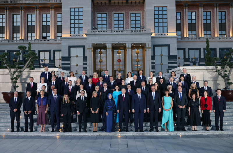 <p>Erdoğan çifti, davetlilerle ayrı ayrı fotoğraf çektirdi. Liderlerin Külliye'ye gelmesinin ardından yemeğe geçildi. </p>