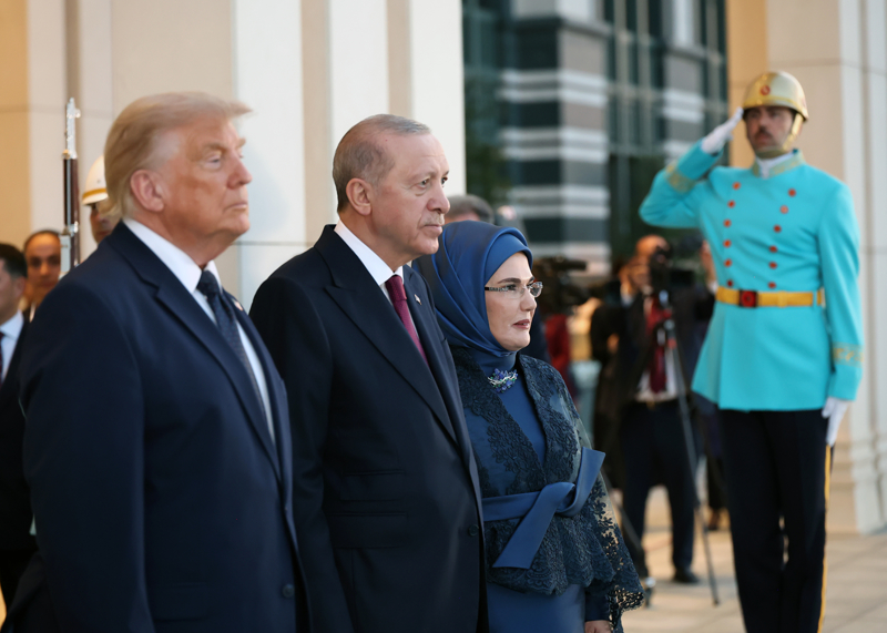 <p>Karşılamada, tarihteki 16 Türk devletini temsil eden bayraklar ve askerleri ile yeniçeri kıyafetli askerler de yer aldı. </p>