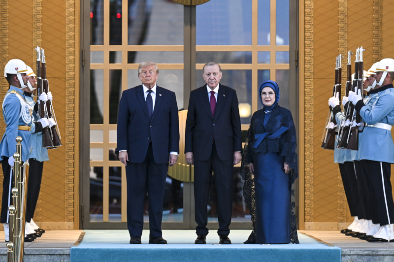 <p>Cumhurbaşkanı Erdoğan ve eşi Emine Erdoğan'ın ev sahipliğinde, Cumhurbaşkanlığı Külliyesi'nin kış bahçesi bölümünde verilen resepsiyona, NATO üyesi ülkelerin yanı sıra AP4 (Avustralya, Japonya, Yeni Zelanda ve Güney Kore) ülkeleri ile davetli devlet ve hükümet başkanları katıldı. </p><p>Resepsiyonda, davetlilere Türk mutfağına özgü lezzetler ikram edildi.</p>