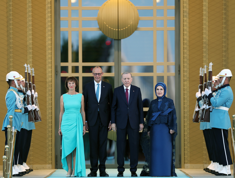 <p>Almanya Başbakanı Friedrich Merz ve eşi Charlotte Merz</p>