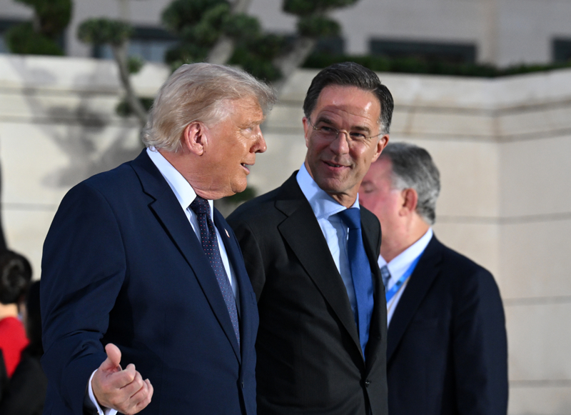 Külliyenin havuzlu bahçesinde yapılan resepsiyonda ABD Başkanı Donald Trump ile NATO Genel Sekreteri Mark Rutte bir süre sohbet etti.