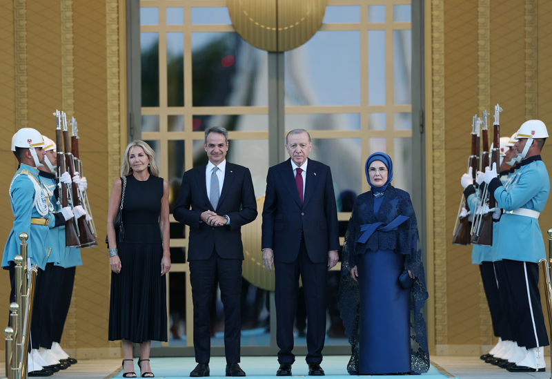 <p>Yunanistan Başbakanı Kiriakos Miçotakis ve eşi Mareva Grabowski</p>