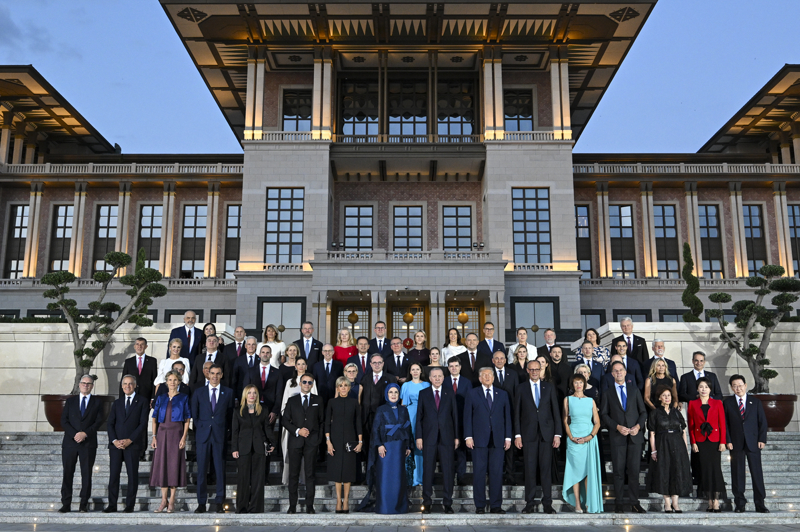 Cumhurbaşkanı Erdoğan ve eşi Emine Erdoğan, katılımcılarla aile fotoğrafı çektirdi.