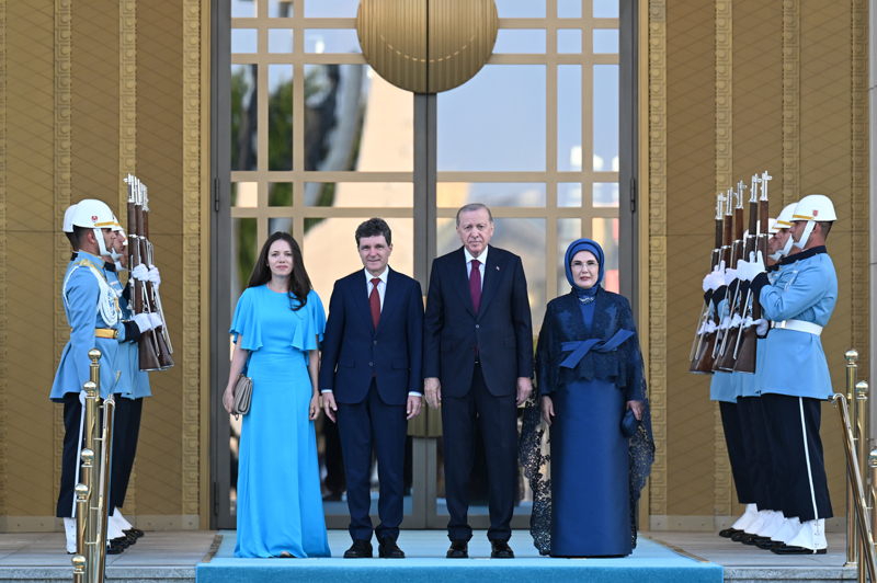 <p>Romanya Cumhurbaşkanı Nicuşor Dan ve eşi Mirabela Gradinaru</p>