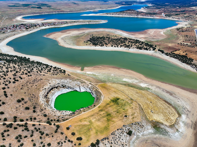 <p><b>NEDEN BU RENK?</b></p><p><br></p><p>Obruk, zümrüt yeşili görünümünü doğal mineral yapısı ve durağan suyunda bulunan mikroskobik algler gibi faktörlerden alıyor.</p><p>Güneşin gökyüzündeki konumuna göre günün ilerleyen saatlerinde yeşilin farklı tonlarına da bürünen obruk havadan görüntülendi.</p>