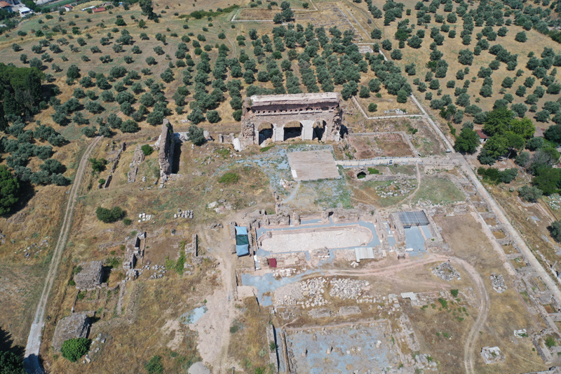 <p>Aydın'da, Efeler ilçesinde şehir merkezine 3 kilometre mesafede yer alan antik kentteki kazılar, Aydın Adnan Menderes Üniversitesi İnsan ve Toplum Bilimleri Fakültesi Arkeoloji Bölümü Öğretim Üyesi Prof. Dr. Murat Çekilmez başkanlığında yürütülüyor.</p>