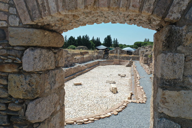 <p><b>DERİNLİĞİ 1.5 METRE</b></p><p><br></p><p>"Bir günde 3-5 bin kişinin hamam-gymnasium kompleksini kullandığını düşünüyoruz. Burada eğitim alan çocukların profesyonel sporcu olmaları bekleniyordu. Yüzme de onlar için çok önemli olduğu için mutlaka her çocuk yüzmeyi öğreniyordu bu havuzlarda. Antik Çağ için olimpik sayılabilecek büyüklükte, burada sporcular yetiştirildiği için. Buradaki sporcular diğer kentlerdeki yarışmalara da katılıyor. O nedenle havuzun belirli ölçülerde olması gerekiyordu. Derinliğine baktığımızda Antik Çağ havuz standardı 1,5 metre, burada da 1,5 metre derinliğinde bir havuz görüyoruz."</p>