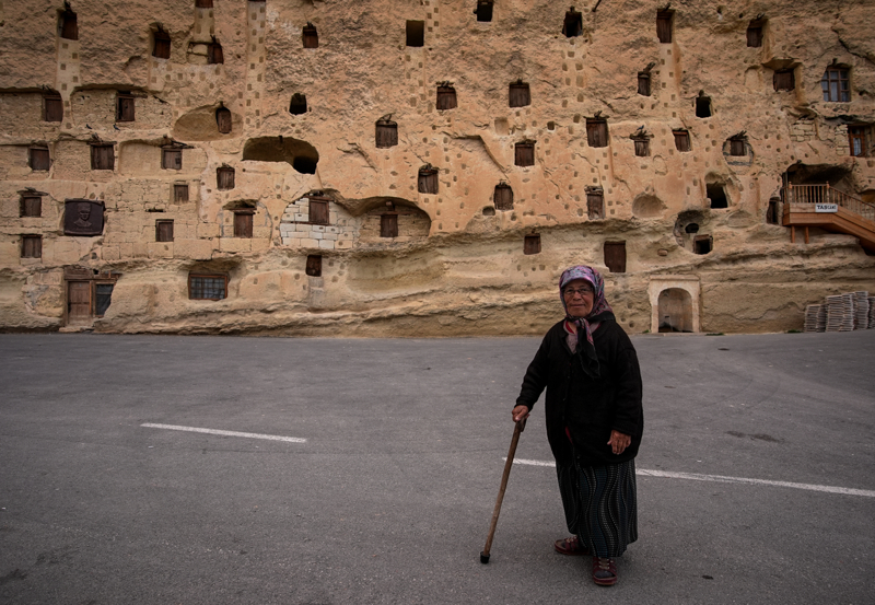 Yapısı itibarıyla sarp bir yamaca yüzlerce mağaranın oyulduğu ender mekanlardan olan Taşkale Tahıl Ambarları, dünyanın her yerinden fotoğraf tutkunları ile turistlerin uğrak noktaları arasında yer alıyor.
