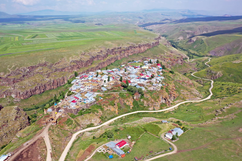 Tunçkaya köylüleri, uzun yıllardır sarp kayalıklar üzerinde arazinin konumuna göre inşa edilen ve halen bazı sur kalıntılarının bulunduğu tarihi Keçivan Kalesi'nde yaşam sürüyor.