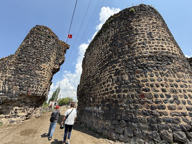 Kars'ın Kağızman ilçesine bağlı Tunçkaya köyü, yüzyıllardır ayakta kalan tarihi Keçivan Kalesi'nin surları içerisinde yaşamın sürdüğü ender yerleşimlerden biri olarak ziyaretçilerini adeta geçmişe götürüyor.