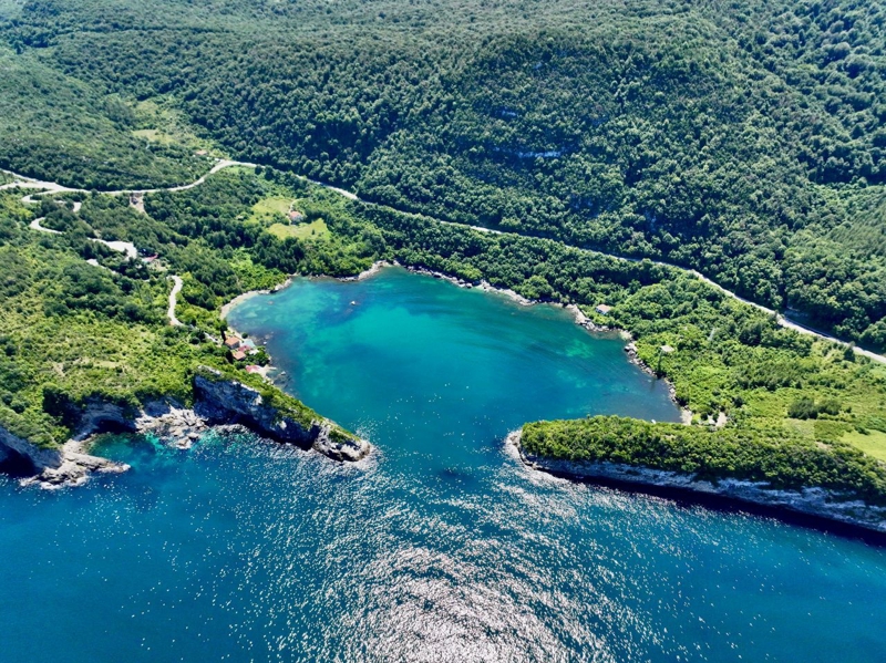 Kastamonu'nun Karadeniz kıyısındaki ilçesi Cide'de yer alan Gideros Koyu, yeşil ile mavinin buluştuğu eşsiz manzarasıyla ziyaretçilerini ağırlamaya devam ediyor.