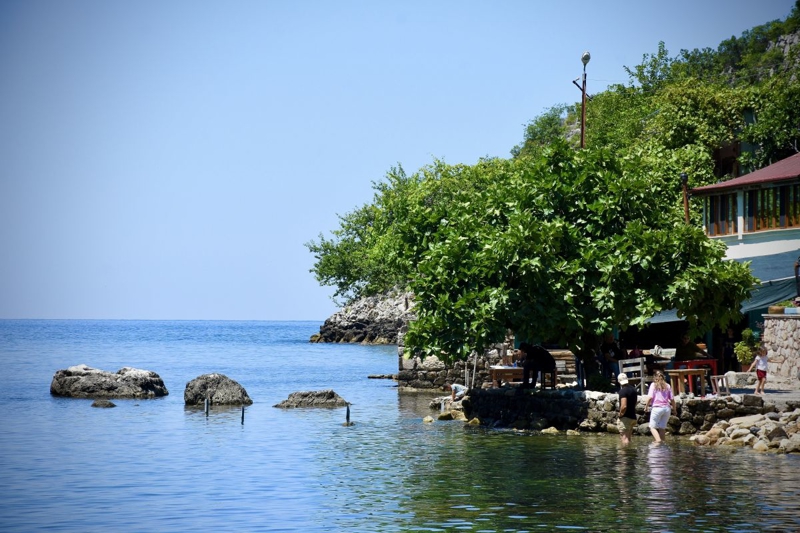 <p><b>"Buraya gelen bir daha geliyor"</b></p><p><br></p><p>Gideros Koyu'nu gezmek için İstanbul'dan gelen Musa Ekşi, AA muhabirine, Batı Karadeniz'i daha önce de gezdiğini belirterek, Gideros'u yeniden görmek istediğini söyledi.</p><p>Bu kez Sinop'tan başlayarak Ayancık, Türkeli ve Abana güzergahını takip edip Cide'ye ulaştığını anlatan Ekşi, bölgeyi ziyaret etmekten memnuniyet duyduğunu dile getirdi.</p><p>Gideros Koyu'nun doğal güzelliğinden etkilendiğini ifade eden Ekşi, "Buraya gelen bir daha geliyor. Herkese tavsiye ediyorum. Burası Karadeniz'in incilerinden biri." dedi.</p>