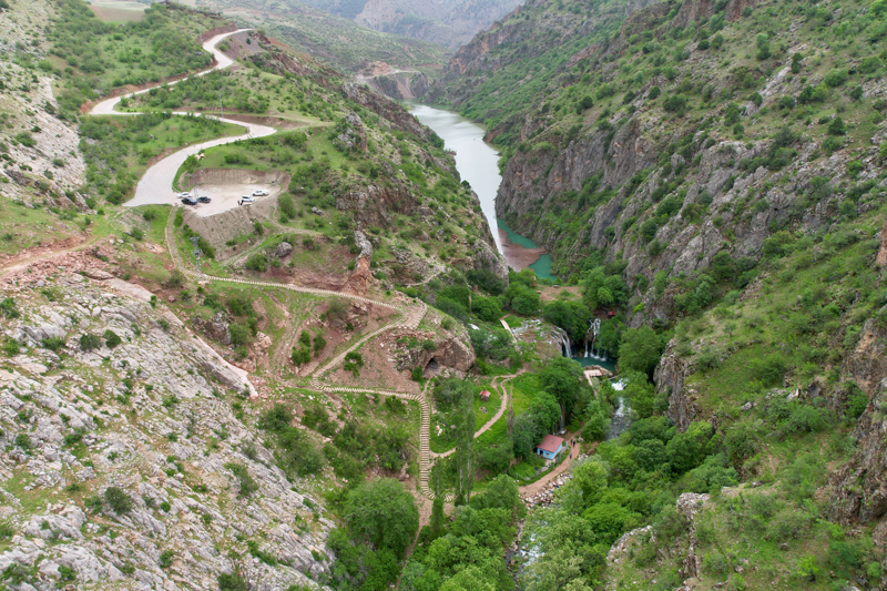 Kayseri'nin Yahyalı ilçesinde 344 basamakla ulaşılan Yeşilköy Şelalesi, yeni yerler keşfetmek isteyen doğa tutkunlarını bekliyor.