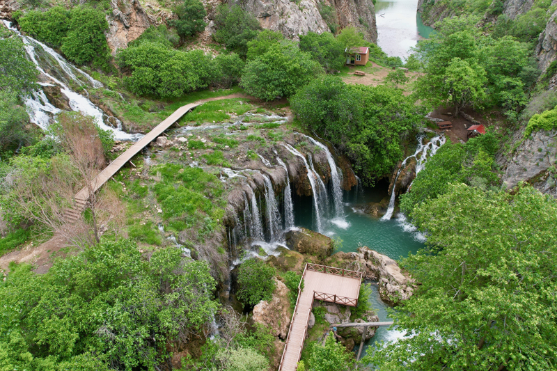 <p>Yahyalı Belediye Başkanı Esat Öztürk, AA muhabirine, ilçe genelinde çok sayıda şelalenin olduğunu söyledi.</p><p><br></p><p>Kapuzbaşı Takım Şelaleleri'nin dünyaca ünlü bir yer olduğunu vurgulayan Öztürk, "Kapuzbaşı'nın komşusu diyebileceğimiz Yeşilköy Şelalesi bizim için çok önemli. Belediye ve Kayseri Valiliğiyle birlikte burada birtakım çalışmalar yaptık. 'Yeryüzünün gözyaşı' diye belirtebileceğim bu yeri turizme kazandırmanın mutluluğunu yaşıyoruz." diye konuştu.</p>