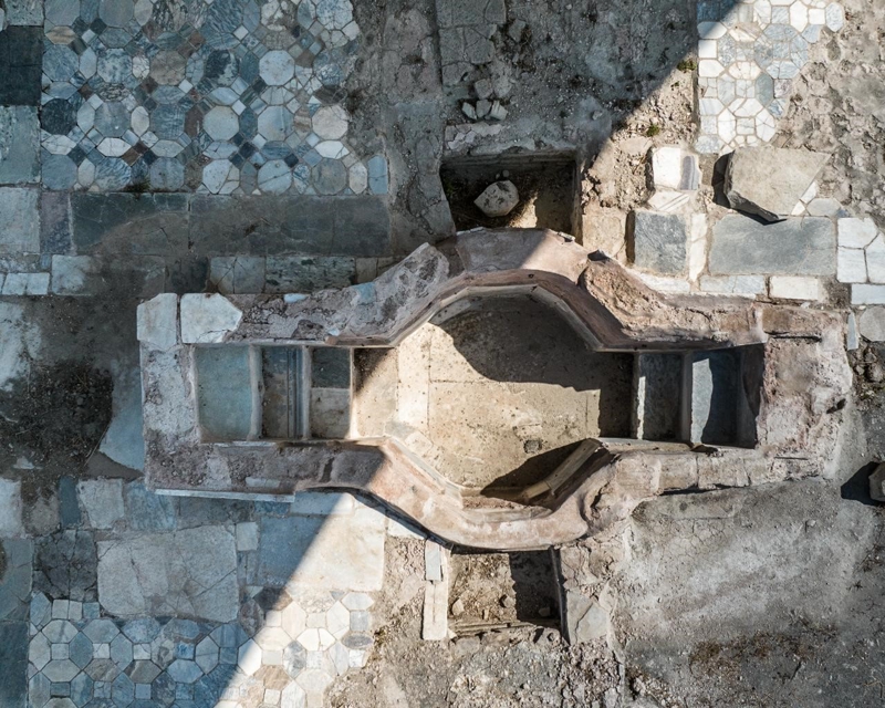 <p>Kuşadası'nın Kadıkalesi Mahallesi'nde bulunan tarihi Anaia Höyüğü'ndeki kazı çalışmaları 26 yıldır kesintisiz devam ediyor. Kazı Başkanlığını Muğla Sıtkı Koçman Üniversitesi Edebiyat Fakültesi Sanat Tarihi Bölümü Öğretim Üyesi Doç. Dr. Suna Çağaptay'ın yaptığı Anaia Höyüğü'nde, 12'nci yüzyıla tarihlenen Bizans Dönemi'ne ait bir kilise ile 5'inci yüzyıldan kalan ve Hristiyan inancında şifa verdiğine inanılan bir de ayazma (kutsal su kaynağı) bulunuyor. Kazı çalışması sırasında açılan yarmalarda insan iskeletlerinin de ortaya çıkarıldığı Kadıkalesi- Anaia Höyüğü'nün geçmişi 'Prehistorik' (tarih öncesi) döneme kadar dayanıyor.</p><p><br></p><p>Fotoğraflar: İHA</p>