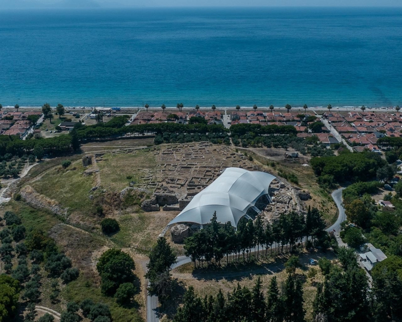 <p>Kadıkalesi-Anaia- Höyüğü, Kazı Başkanı Doç. Dr. Suna Çağaptay tarafından 'Ceneviz Ticaret Yolunda, Akdeniz'den Karadeniz'e kadar Kale ve Surlu Yerleşimler' dosyası kapsamında yapılan başvurunun Kültür ve Turizm Bakanlığı'nca UNESCO'ya sunulmasının ardından yapılan değerlendirmeyle UNESCO Dünya Mirası Geçici Listesi'ne girmeye hak kazandı. Kazılarda bu güne kadar boyalı çanak ve çömlekler, taş baltalar ile topraktan yapılmış çeşitli kaplar ve Hitit dönemine ait heykellerin de çıkarıldığı Kadıkalesi-Anaia-Höyüğü'nün UNESCO Dünya Mirası Geçici Listesi'ne girmesiyle de Türkiye'den listede bulunan kültür varlığı sayısı da 81'e ulaştı.</p>