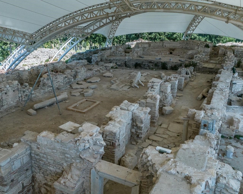 <p>"Daha kolay sponsor bulabileceğiz"</p><p>Kadıkalesi-Anaia Kazıları Bilimsel Sorumlusu ve Kazı Başkanı Doç. Dr. Suna Çağaptay ise, "Bölgenin UNESCO Dünya Mirası Geçici Listesi'ne alınması için 22 Temmuz'da başvuru yapmıştım. Kabul edilmesi bizim için çok sevindirici bir gelişme oldu. Artık Kadıkalesi-Anaia Höyüğü kazı çalışmaları için yurtdışından daha kolay sponsor bulabileceğiz. Ayrıca geçici listede olmak Kadıkalesi-Anaia Höyüğü'nün ve çevresinin daha çok korunması anlamına geliyor. Kazı çalışmalarında bize her zaman destek olan Kuşadası Belediyesi'ne de çok teşekkür ediyorum" diye konuştu.</p>