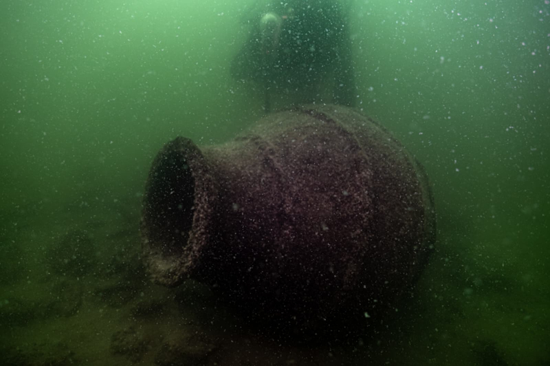 <p>Gül, şöyle konuştu:</p><p><br></p><p>"Bu bölgede 116 hanenin ve iş yerinin bulunduğu bilgileri mevcut. Bu haneleri bulmak için araştırmalarda sonar cihazı (balık bulucu) kullanacağız. Yerini tespit ettikten sonra oralara dalış yapıp, görüntü alacağız. </p><p><br></p><p><br></p>