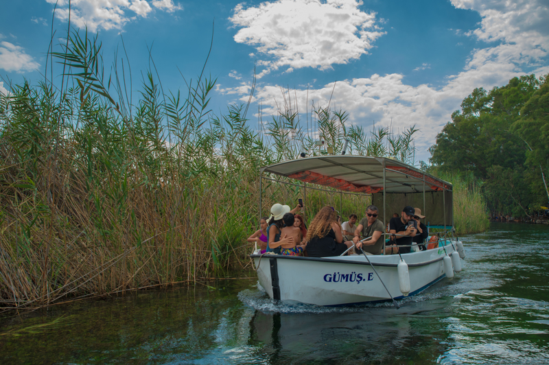 Azmak Nehri üzerinde düzenlenen tekne turları, yerli ve yabancı turistlerin en çok tercih ettiği aktiviteler arasında yer alıyor.